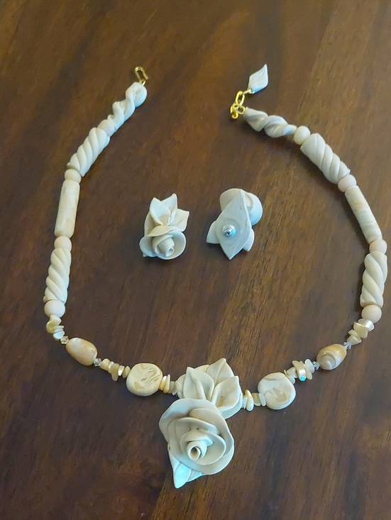 Source Unknown Jewelry - Hawaiian Cream Floral Rose Necklace with Matching Earrings